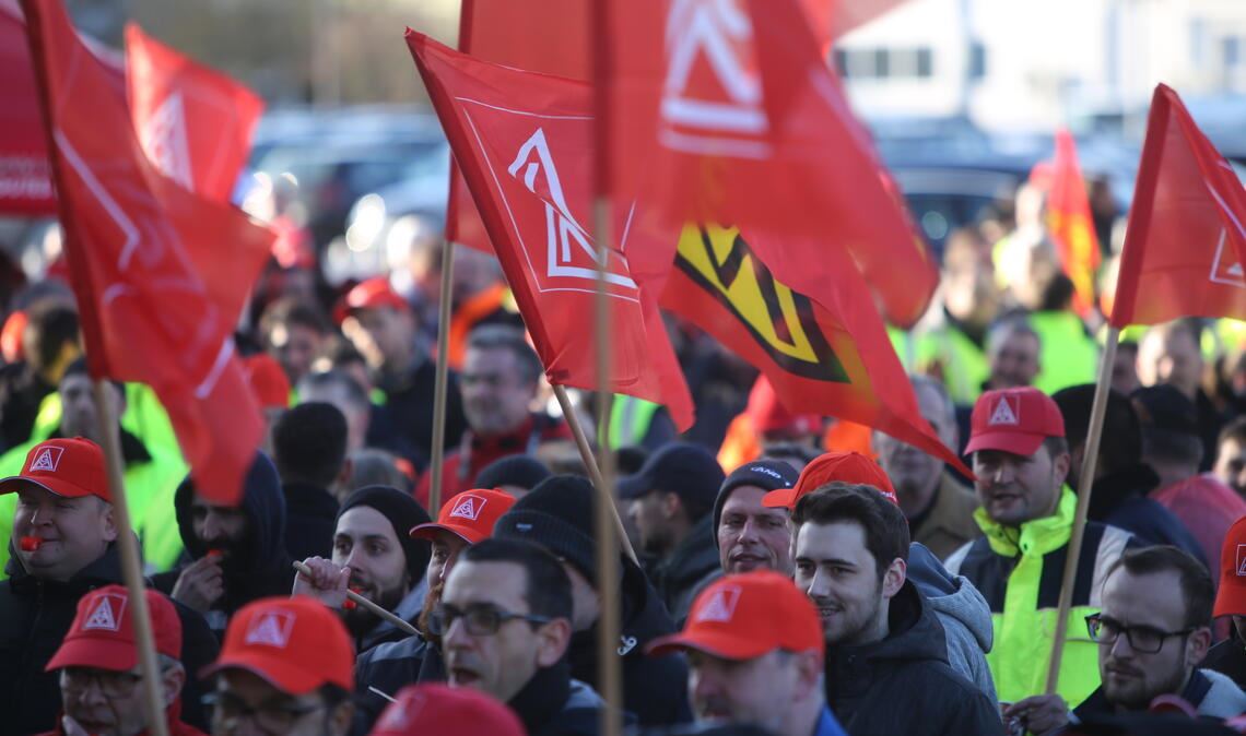 Streiken ist ein Grundrecht, das wegen der aktuellen Streikwelle jedoch hinterfragt wird. Unser Archivbild zeigt einen Warnstreik bei Mahle Behr in Mühlacker. Foto: Archiv/Disselhoff