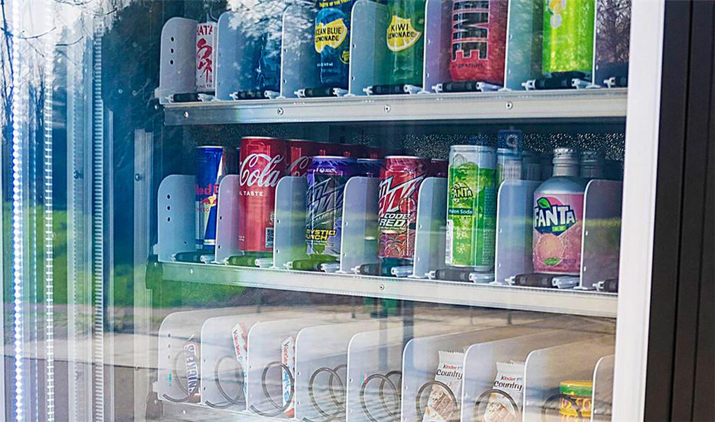 Streitfall: Am Treppenaufgang von der Hindenburgstraße zur Schillerstraße gibt es – direkt neben der Schule – Süßigkeiten und Energy-Drinks aus dem Automaten. Foto: Fotomoment