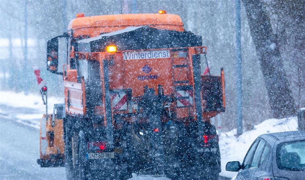 Streufahrzeug bei kräftigem Schneefall (Symbolbild).