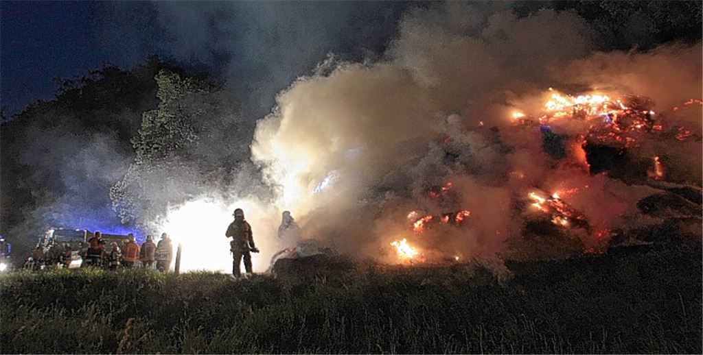 Strohballen gehen in einem Flammenmeer auf. Die Feuerwehr ist die ganze Nacht im Einsatz. Foto: Ehmann