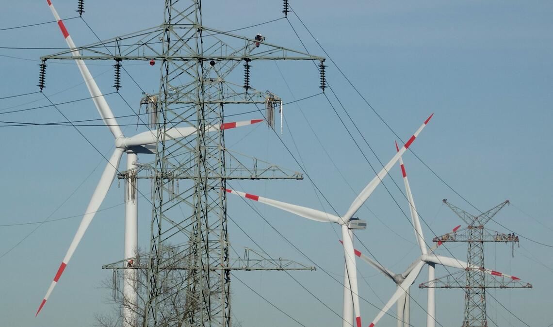Strom aus Windkraft wird über weite Strecken geleitet. (Symbolbild)