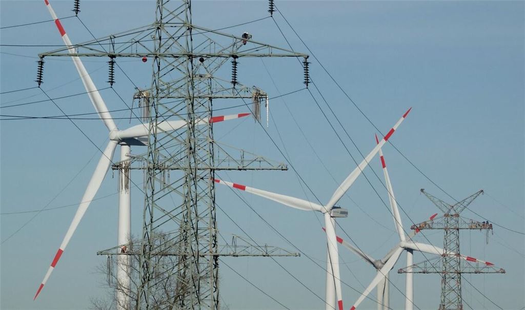 Strom aus Windkraft wird über weite Strecken geleitet. (Symbolbild)