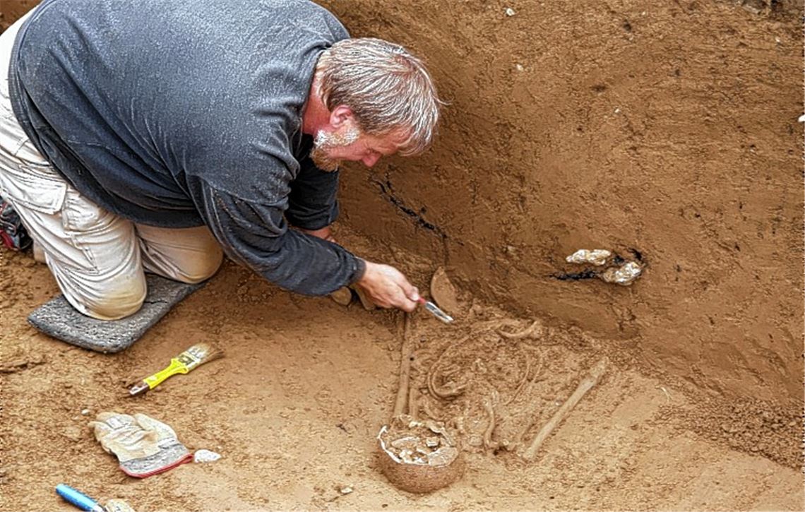 Stück für Stück werden die gefundenen Gebeine freigelegt: Peter Burkhardt geht dabei vorsichtig ans Werk, um die Knochen nicht zu beschädigen. Foto: Deeg
