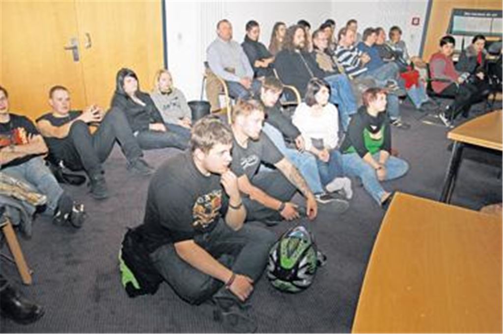 Stühle sind Mangelware: Zahlreiche Jugendliche verfolgen im großen Ratssaal die Sitzung des Verwaltungsausschusses, in dem es um das ProZwo und den Jugendtreff Enzberg geht.
Foto: Sadler