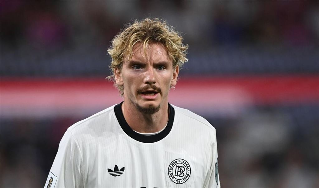 Stürmer Nick Woltemade gefällt das neue Heimtrikot (Archivbild).