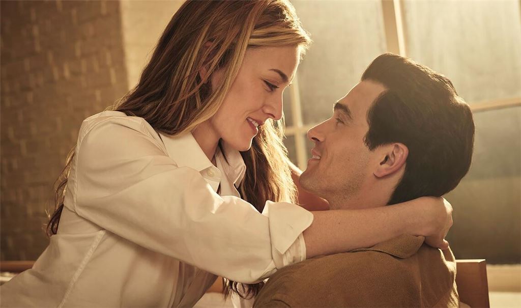 Stürmische Liebe: Sarah Pidgeon als Carolyn Bessette und Paul Kelly als John F. Kennedy Jr.. (Handout)