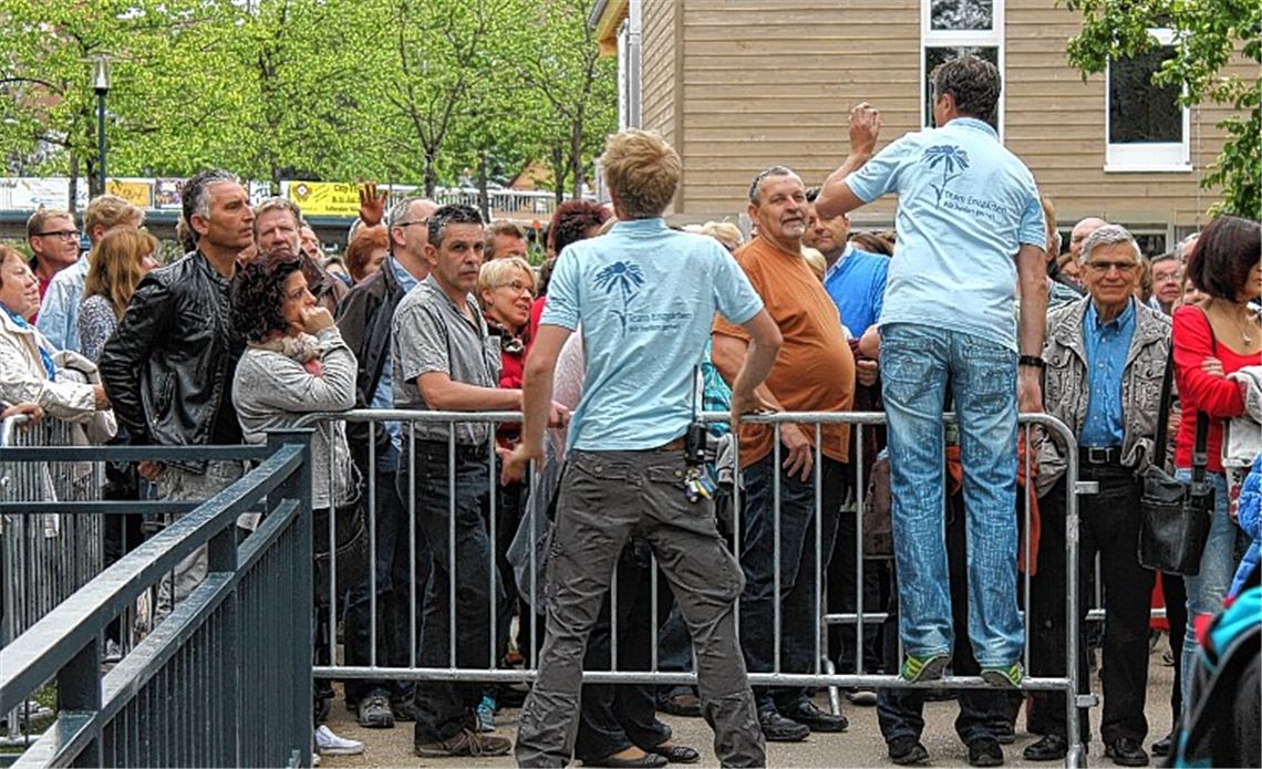 Stürmischer Andrang vor dem Konzert mit der Spider-Murphy-Gang. Mangels Platz wurden nicht alle Fans hereingelassen. Das kann auch bei künftigen Veranstaltungen so sein.Foto: Schröder