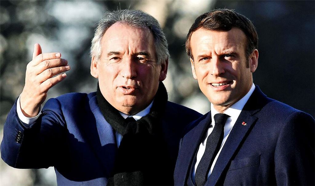 Stürzt Präsident Emmanuel Macron (re.) gleich mit, wenn sein umstrittener Premierminister François Bayrou stürzt?