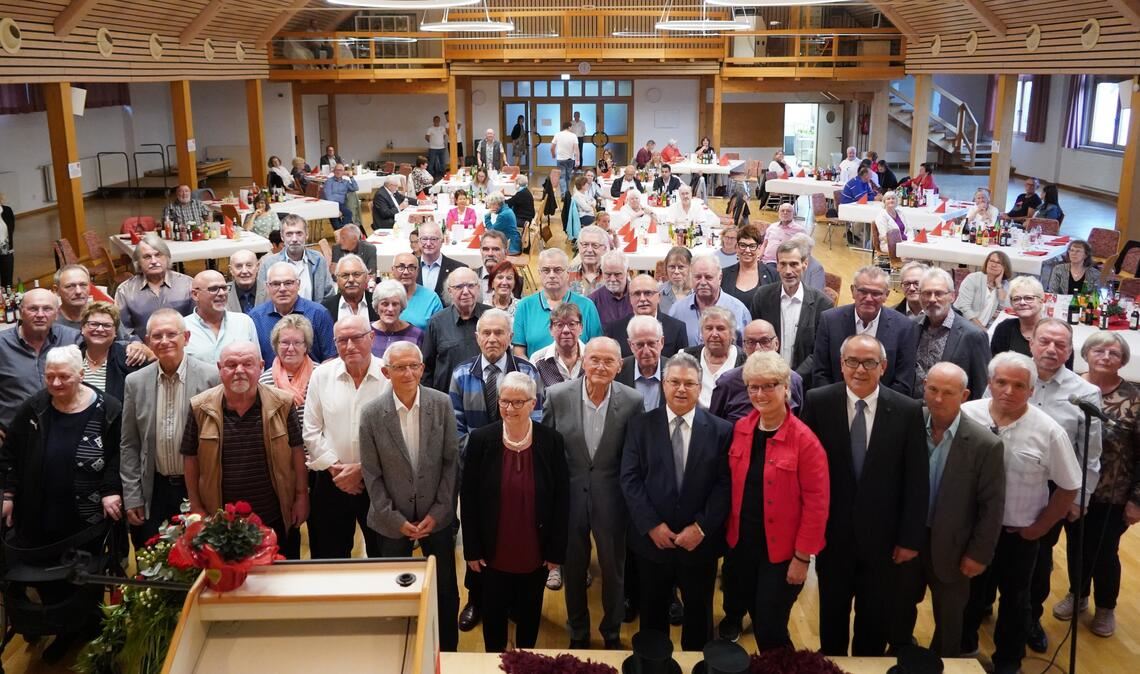 Stützen der Gewerkschaft: Die IG Metall ehrt bei einem Empfang in der Festhalle in Ispringen ihre Jubilare. Foto: Roller