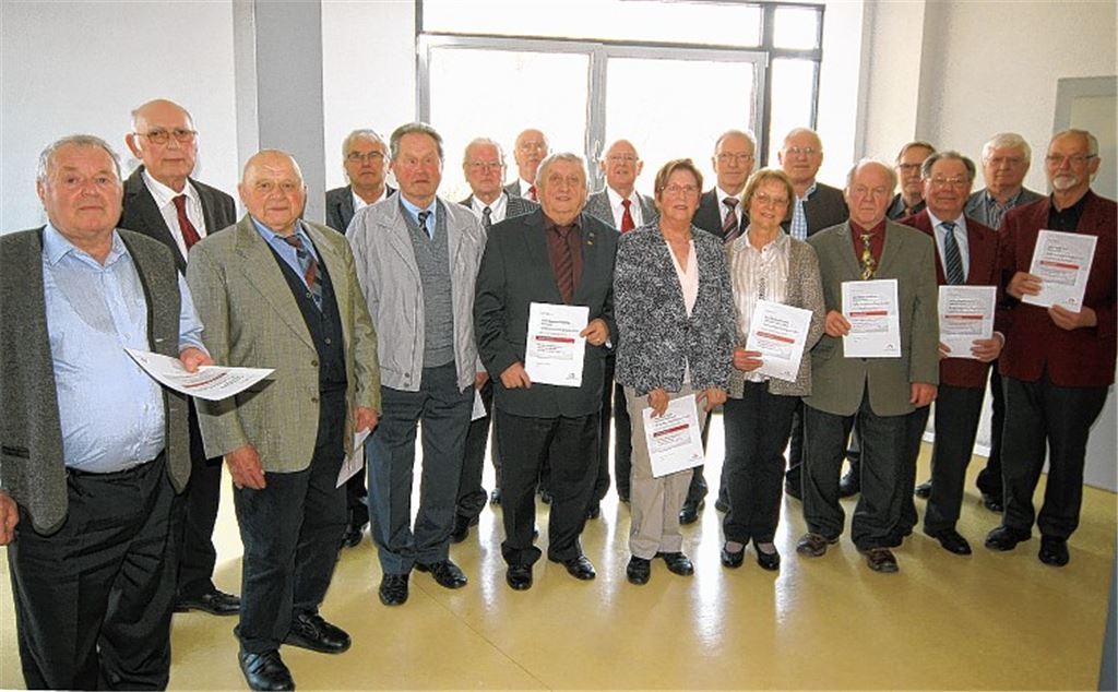Stützen ihrer Vereine: Bereits seit 60 Jahren (Bild li.) beziehungsweise 65 Jahren (re.) sind die Sängerinnen und Sänger aktiv, die beim Verbandstag in Vaihingen ausgezeichnet werden.