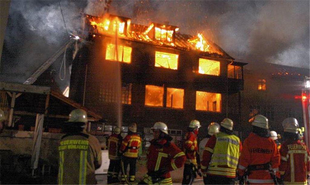Stundenlang bekämpfen die Feuerwehren den Großbrand in der Nieferner Schreinerei. Ein Übergreifen auf fünf Nachbarhäuser kann durch den massiven Einsatz verhindert werden.