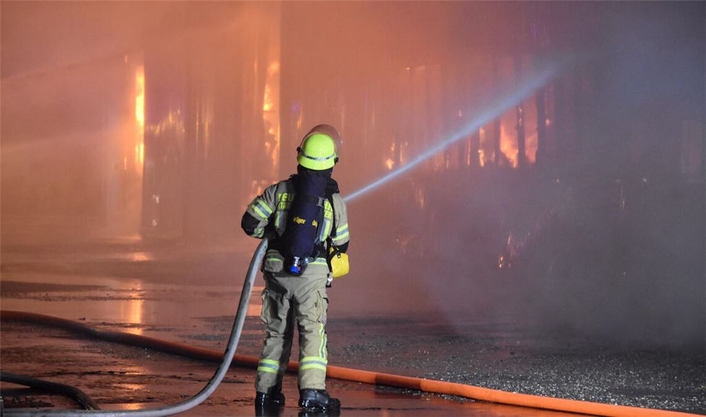 Stundenlang kämpfen Einsatzkräfte der Feuerwehren aus Mühlacker, Niefern-Öschelbronn, Ötisheim, Knittlingen, Maulbronn, Illingen und Pforzheim gegen einen Großbrand in Lomersheim. Unterstützung gibt es auch aus Birkenfeld sowie von der Polizei, dem DRK, dem THW und aus dem Landratsamt. Fotos: Myroshnichenko/Fotomoment