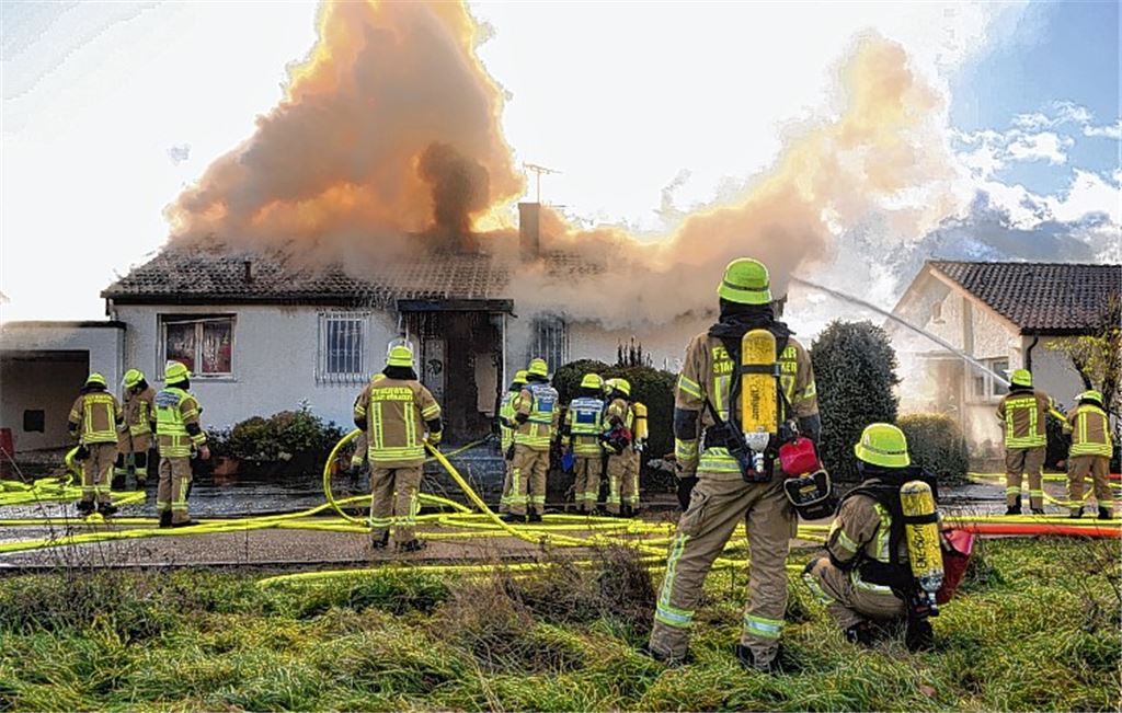 Stundenlang kämpfen die Feuerwehrleute gegen die Flammen an, die aus dem Dach des Einfamilienhauses in Enzberg schlagen.Myroshnichenko