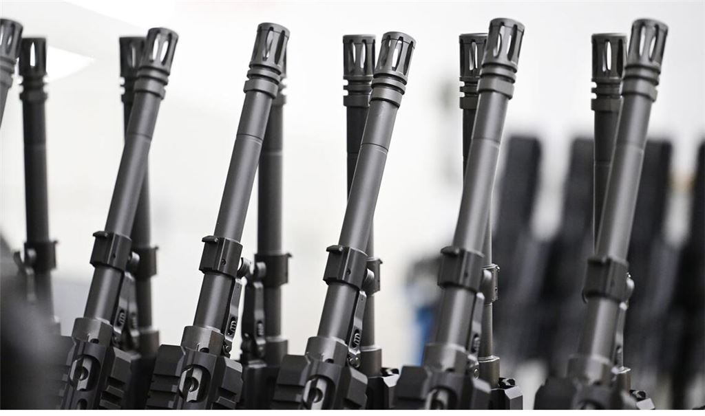 Sturmgewehre des Waffenherstellers Heckler und Koch stehen in der Produktion zur Auslieferung bereit (Symbolfoto).