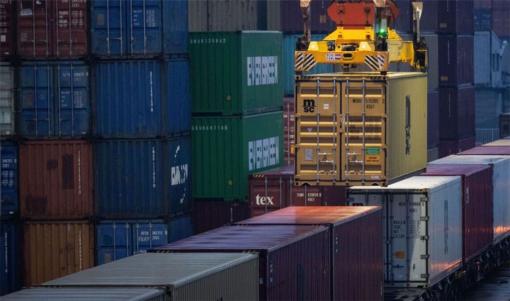 Stuttgart: Container werden am Hafen Stuttgart umgeladen.