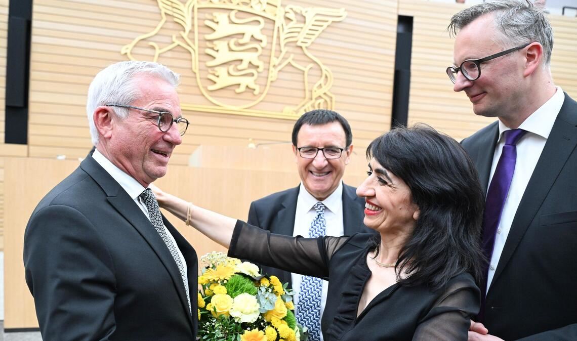 Stuttgart: Neuer Landtagspräsident – Thomas Strobl (l) nimmt im Plenum Glückwünsche von Muhterem Aras entgegen