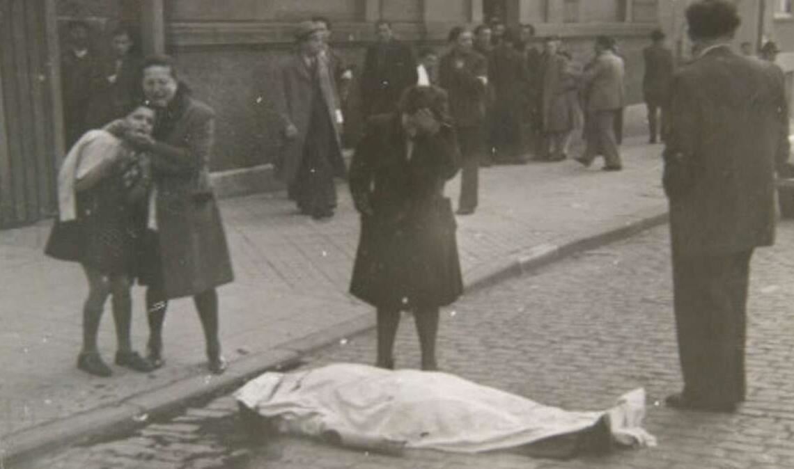 Stuttgart, Reinsburgstraße, 29. März 1946: Ein weißes Tuch liegt über der Leiche des erschossenen Shmuel Dancyger