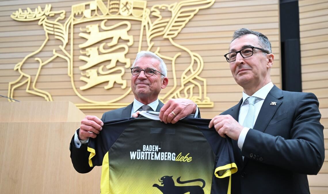 Stuttgart: Trikot statt Blumen – neuer Ministerpräsident Cem Özdemir posiert nach der Landtagswahl mit Thomas Strobl