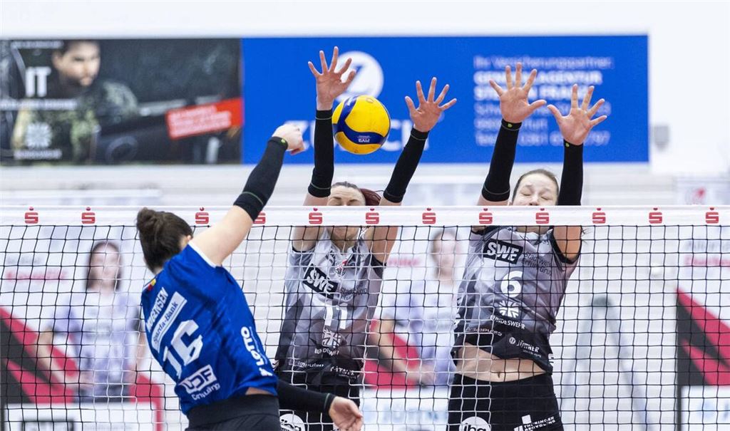 Stuttgarts Mikala Mogensen überwindet den Erfurter Block