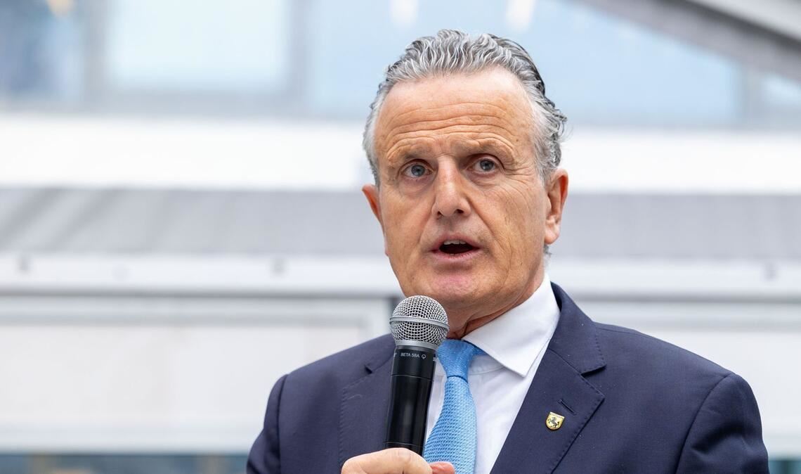 Stuttgarts Oberbürgermeister Frank Nopper gehört zu den Kommunalpolitikern, die sich in einer Initiative für bessere Rahmenbedingungen der Autobranche zusammengeschlossen haben.