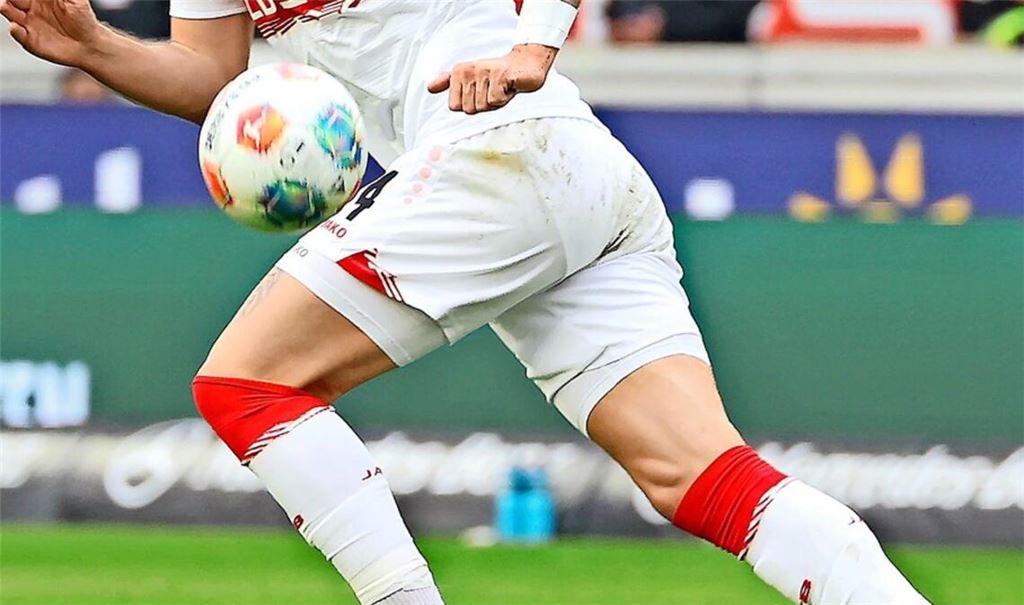 Stuttgarts Verteidiger Jeff Chabot hat den Ball fest im Blick.