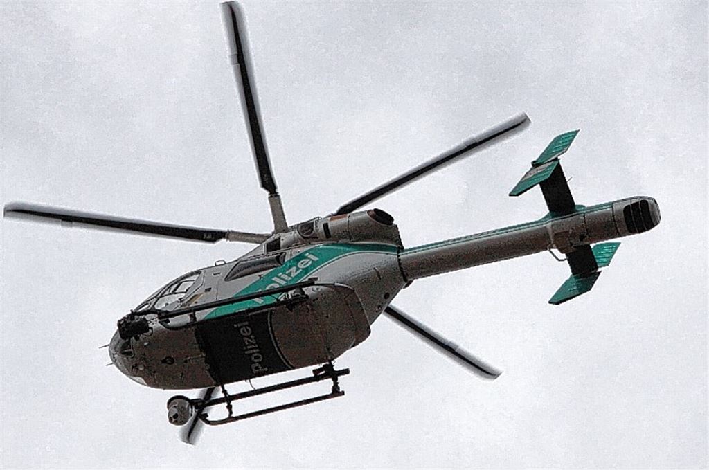 Suche: Über dem Wald kreiste ein Polizeihubschrauber wie dieser. Archivfoto: gf