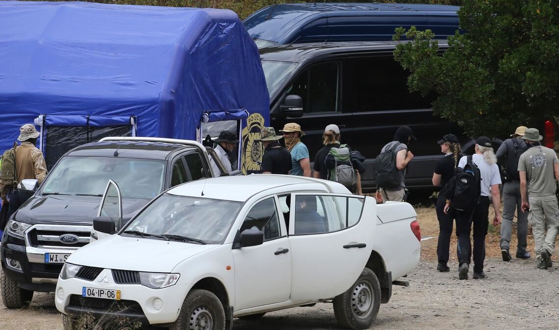 Suchteams der Polizei kehren im portugiesischenBarragem do Arade in ein Einsatzzelt zurück.