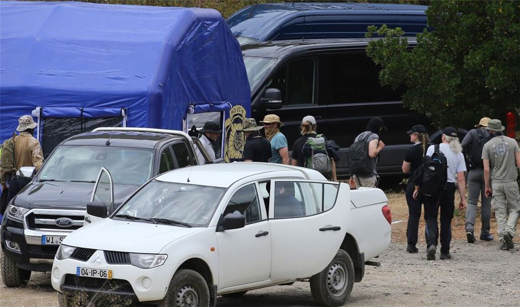 Suchteams der Polizei kehren im portugiesischenBarragem do Arade in ein Einsatzzelt zurück.