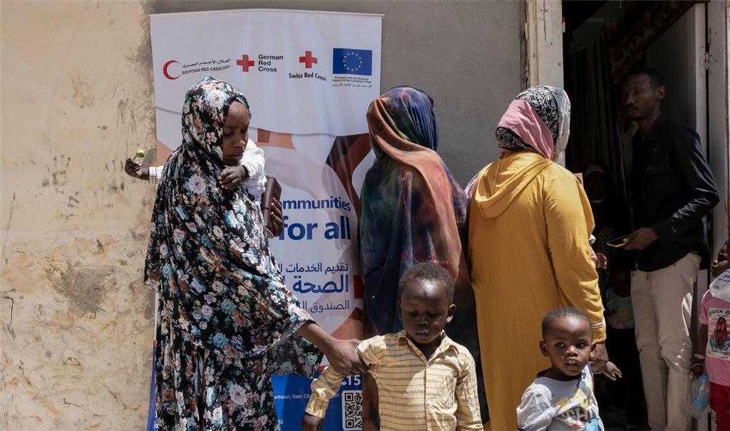Sudanesische Flüchtlinge vor dem Gelände eines medizinischen Konvois für Neuankömmlinge in Ägypten.