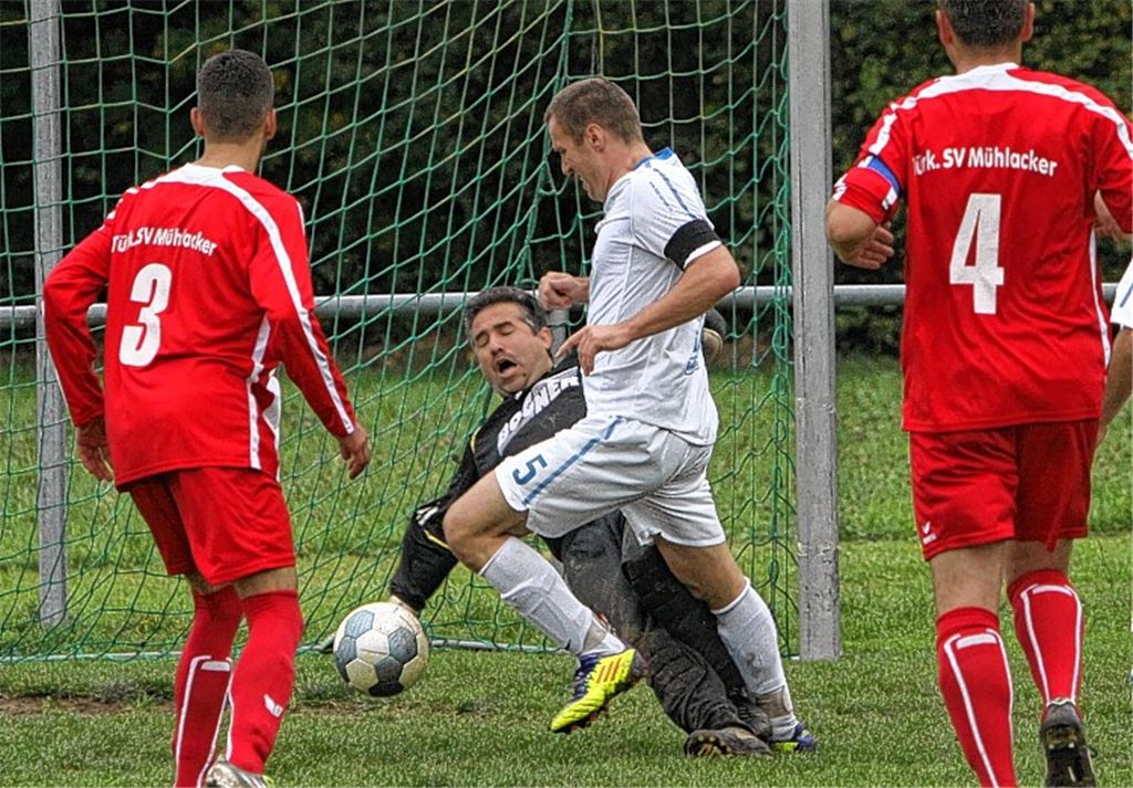 Süleyman Özdemir ist in Topform, doch gegen Eddy Deutschmann kann der Reserve-Keeper des Türkischen SV nichts mehr ausrichten. Der Kapitän der Nullachter drückt den Ball zum zwischenzeitlichen 1:2 über die Linie. Foto: Eigner