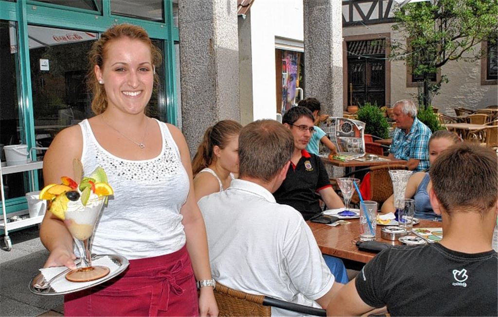Süße Erfrischung im Café Central: Alexia Outsetari bringt Nachschub. Foto: Stahlfeld