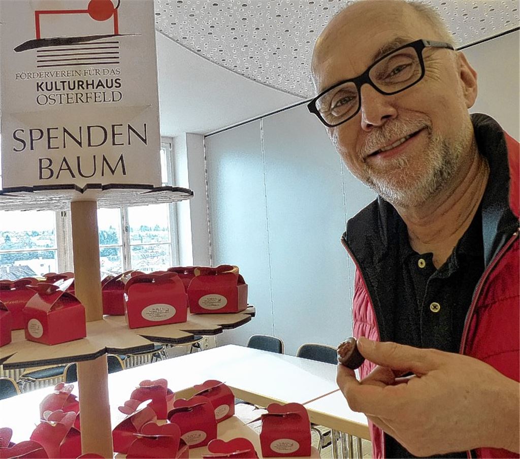 Süße Werbung aus der regionalen Marzipanmanufaktur soll nicht nur am Spendenbaum zum Naschen verführen, sondern auch zum Spenden für den nun 25 Jahre alten Förderverein des Kulturhauses, wie Gerhard Baral hofft.