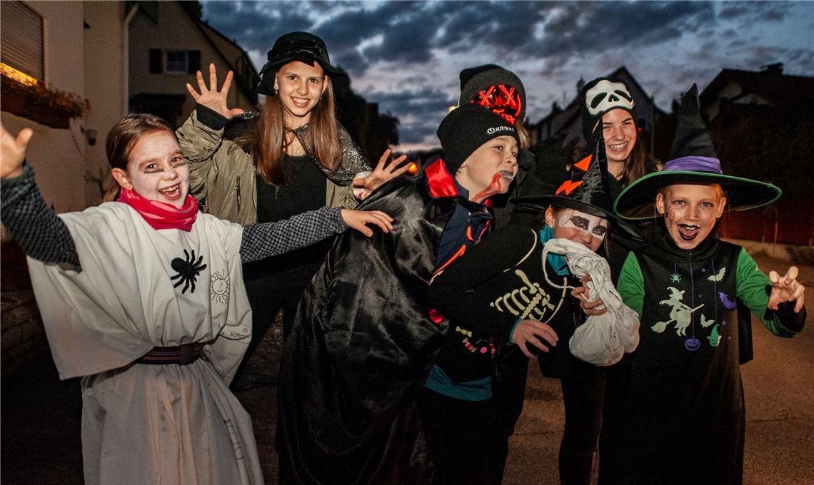 Süßes oder Saures: Kinder in Dürrmenz haben ihren Spaß an Halloween. Foto: Fotomoment