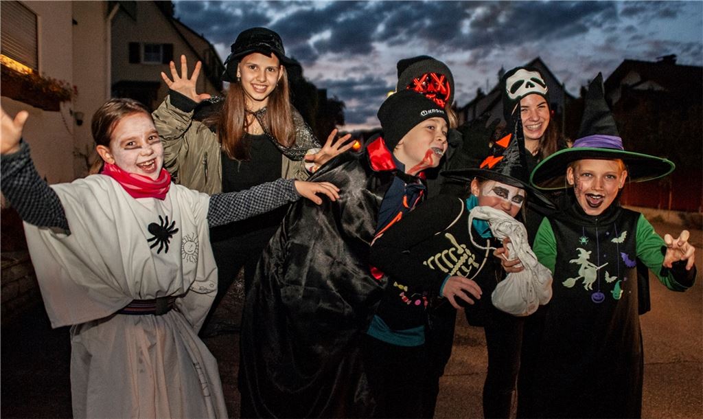 Süßes oder Saures: Kinder in Dürrmenz haben ihren Spaß an Halloween. Foto: Fotomoment