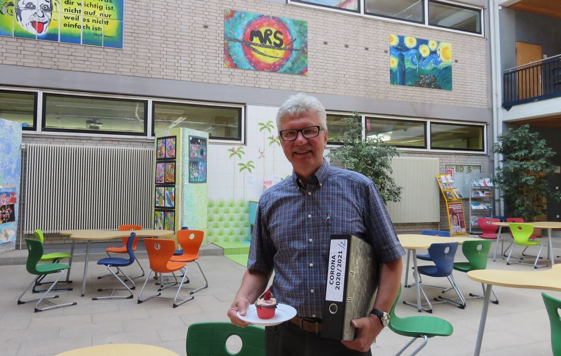 Süßes und Saures hat Dr. Hans-Joachim Blum im letzten Schuljahr erlebt. Das Törtchen hat ihm eine Kollegin geschenkt. Foto: Becker