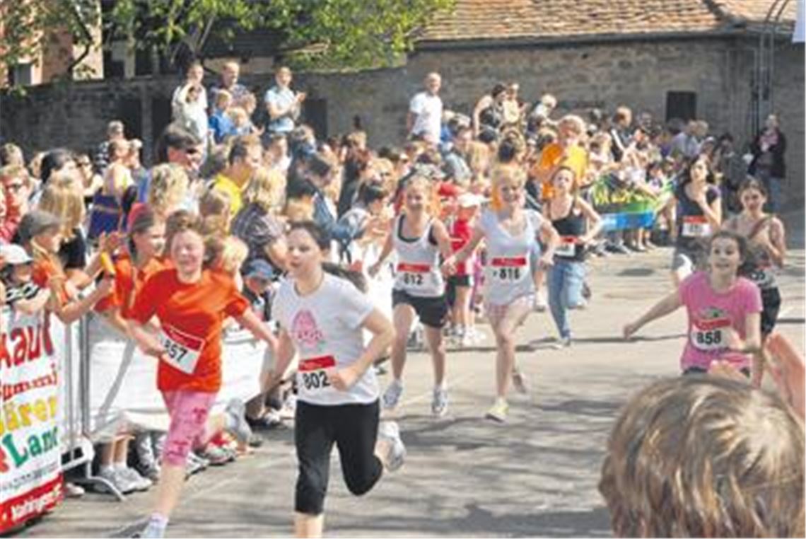 

Super Stimmung auf dem Illinger Schulhof: alle Athleten werden auf den letzten Metern lautstark angefeuert. 
Foto: Stahlfeld
