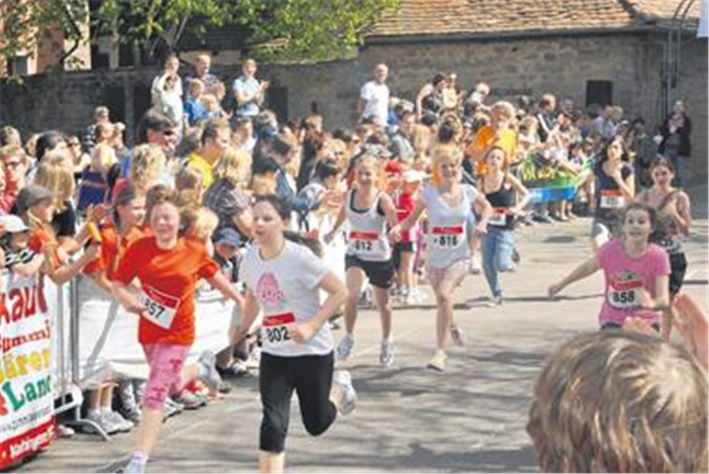 

Super Stimmung auf dem Illinger Schulhof: alle Athleten werden auf den letzten Metern lautstark angefeuert. 
Foto: Stahlfeld
