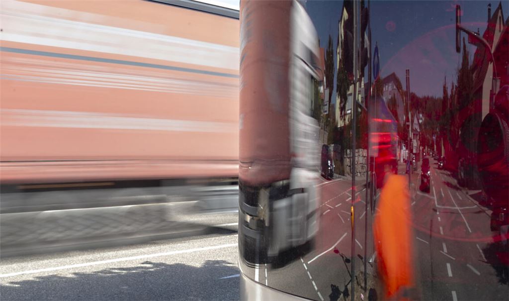 „Superblitzer“ sollen Unfallschwerpunkt auf der Pforzheimer Straße auf Höhe der Einmündung Ötisheimer Straße entschärfen. Foto: Archiv