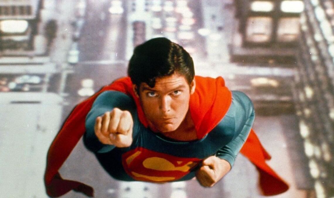 Superhelden sind Überflieger – wie Superman: Der Mann aus Stahl. Er kann Planeten aus der Bahn schieben, mit Überlichtgeschwindigkeit fliegen und trotzt jeder Waffe. Keine Aufgabe ist ihm zu schwer, kein Einsatz zu hart, keine Mühe zu groß. Nur bei Lois Lane wird er schwach.