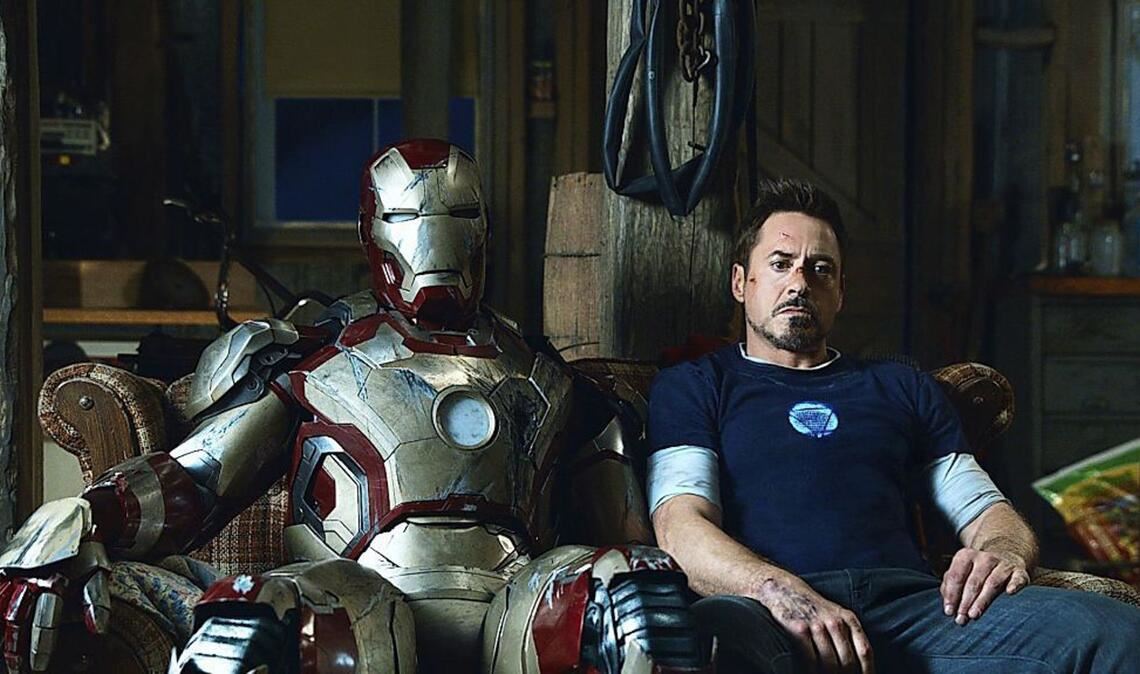 Superhelden sind cool – wie Iron Man: Tony Stark ist intelligent, reich und witzig. In seiner Iron-Man-Rüstung kämpft er für das Gute wie einst Ritter Lancelot. Nach getaner Arbeit hat er sich ein Päuschen verdient und relaxt wie jeder andere mit seinen Kumpels auf dem Sofa.