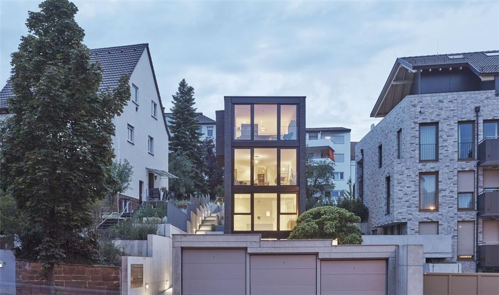 Superschmales Wohnhaus im Stuttgarter Osten, entworfen  von Loweg Architekten.