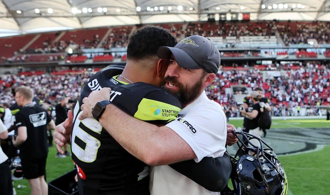 Surge-Headcoach Jordan Neuman herzt Luca Siebert.