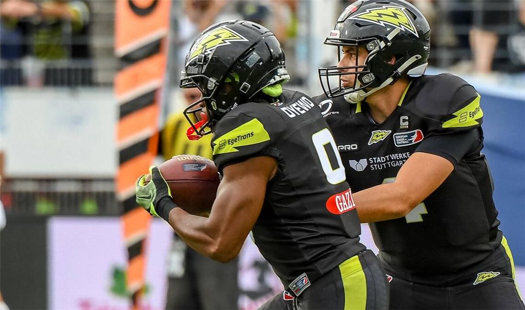 Surge-Runningback Tomiwa Oyewo (hier bei der Ballübergabe von Quarterback Reilly Hennessey) trifft an diesem Sonntag auf seine früheren Kollegen der Munich Ravens.