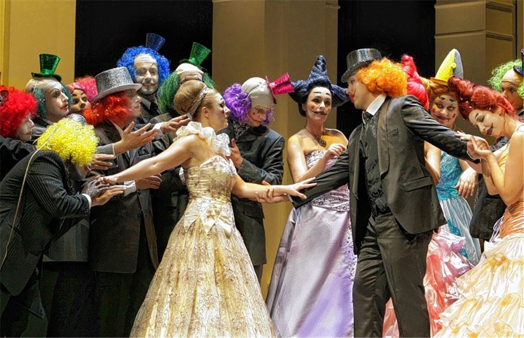 Susanna Levonen als Amelia, Eric Fennell als Riccardo und der Chor.