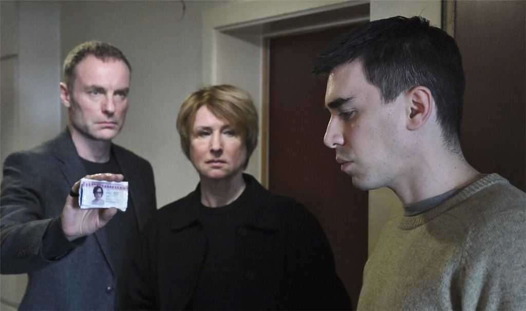 Susanne Bonard (Corinna Harfouch, Mitte) und Robert Karow (Mark Waschke, li) suchen die Wohnung des Toten auf und treffen dort auf seinen Bruder Luis (Henry Morales, re).