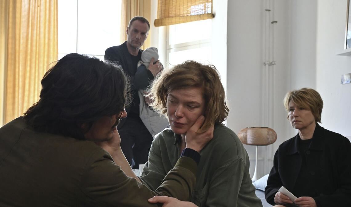 Susanne Bonard (Corinna Harfouch, re) und Robert Karow (Mark Waschke, 2. v. li) suchen mit traurigen Nachrichten die Wohnadresse des Toten auf und treffen dort auf Denise Bonnefoy (Magdalena Wiedenhofer, 2. v. re), ihren Mann Xavier Weberlein (Hannes Wegener, li) und ihr Baby. Doch der Personalausweis, den sie bei dem Toten gefunden haben, hat sie in die Irre geführt.