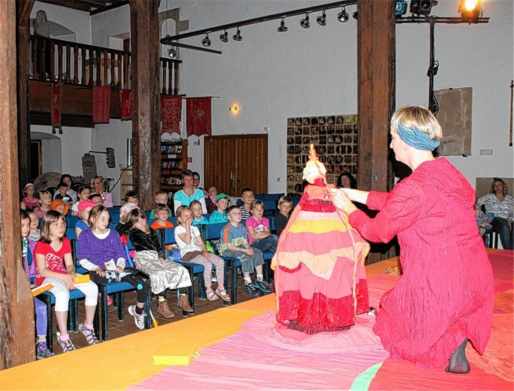 Susanne Capar zeigt „Die Glücksfee“ vor ausverkauftem Haus.