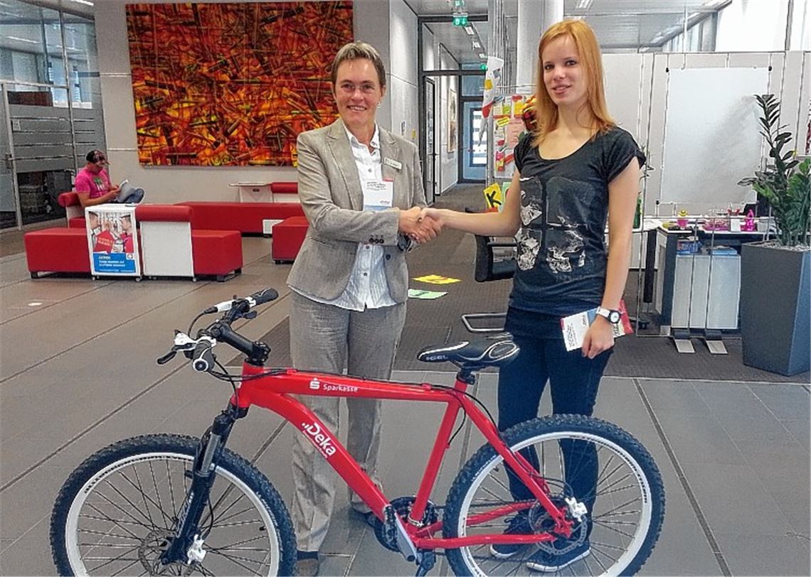 Susanne Haas (li.) von der Sparkasse übergibt den Preis an Cornelia Gnoyke.