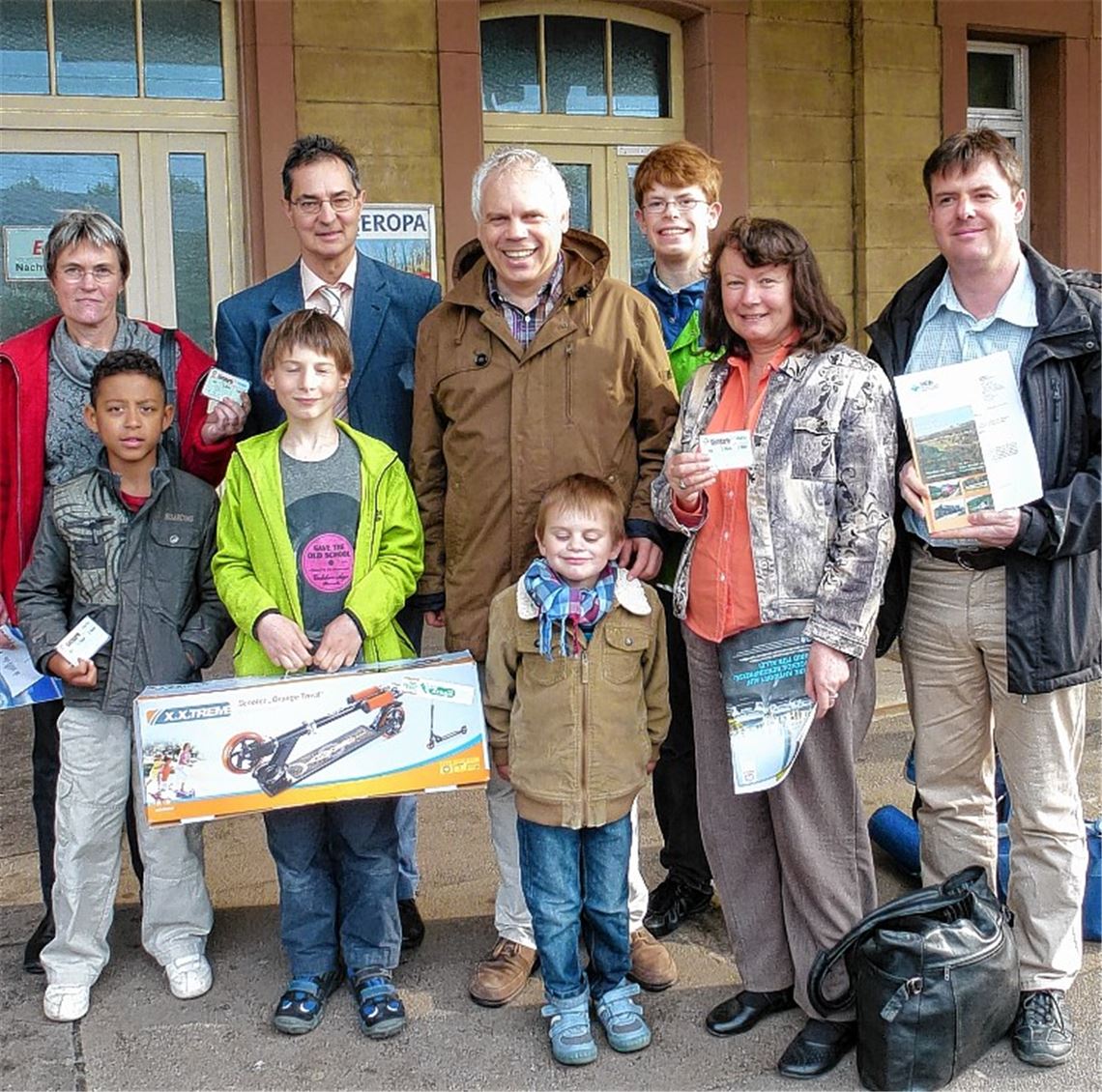 Susanne Haas (v.li.), Casmir Keinert, Jan Böhmerle, Matthias Gruber (VPE), Matthias Lieb, Glücksfee Jakob Lieb, Klosterstadt-Express-Betreuer Daniel Barthelmess, Doris Wittmer und Oliver Böhmerle.