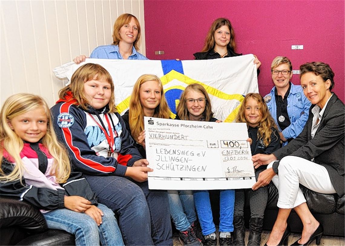 Susanne Kiefner (re.) erhält für den Förderverein der Familienherberge Lebensweg eine 400-Euro-Spende von den Pfadfinderinnen St. Georg Stamm Enzberg.